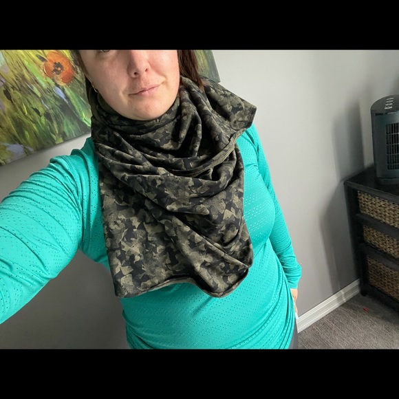 Lululemon Camo Vinyasa button infinity scarf - Picture 2 of 2